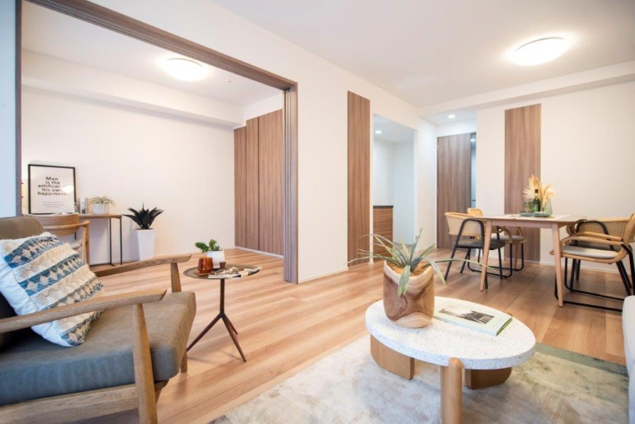 爽やかなホワイトのクロスと温もり溢れる木目調の床材や建具に包まれたお部屋。多彩な豊かさが紡ぎ、穏やかな時間が流れます。