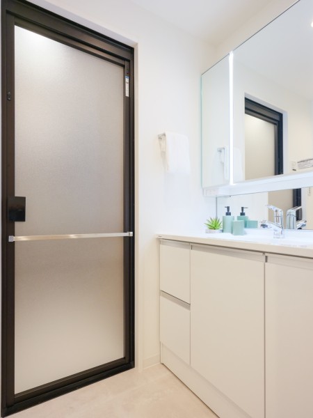 入浴後の豊かな時間を演出し、心からくつろげるプライベート空間です。身だしなみチェックや鏡裏の収納が便利な三面鏡になっています。