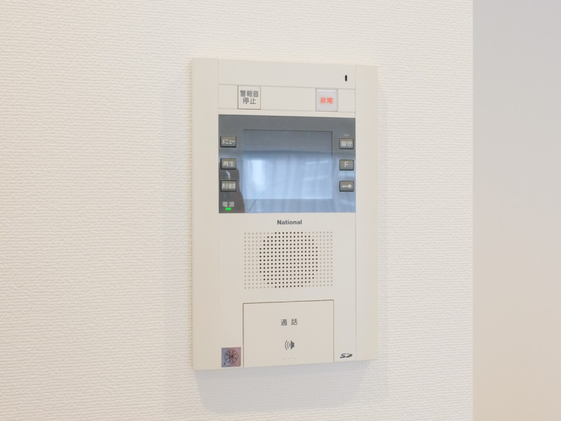 ◆TVモニター付きインターホン◆訪ねてきた相手をモニター越しに確認でき、防犯対策に役立ちます。インターホン越しに話をすることが可能です。