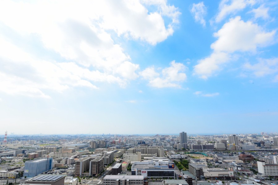 28階部分の南向きで陽当り・眺望良好です。西宮市の中では、数少ない31階建て高層マンションです。前面を遮る建物はないので、開放感あふれる眺望が広がります。