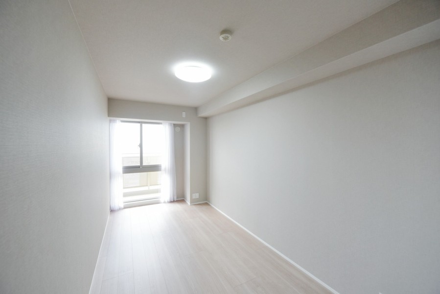 洋室1（約6.9帖）はゆったりとした広さがあり、主寝室におすすめです。シンプルな内装にしましたので、インテリアや小物でお好みの空間を演出して頂けます。