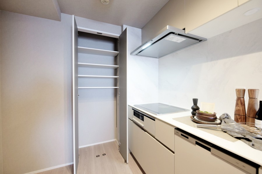 キッチン横には食品のストックや調味料入れにも使える便利な収納を設置しました。災害備蓄品などの収納場所としても重宝します。
