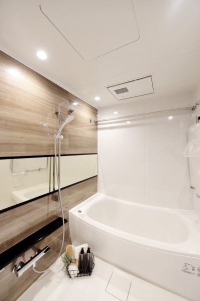 1418サイズのTOTO製ユニットバス新規交換済みです。浴室暖房乾燥機完備ですので、梅雨時の衣類の乾燥から冬場の暖房運転まで一年中快適に使用出来ます。