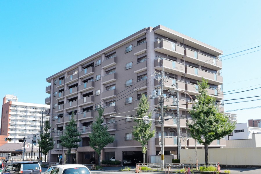 総戸数41戸、阪急西京極駅6分の立地です。平成11年建築の印象的な外観です。近隣にはスーパー、コンビニ、ショッピングモール、飲食店もあり生活しやすい住環境が魅力的です。