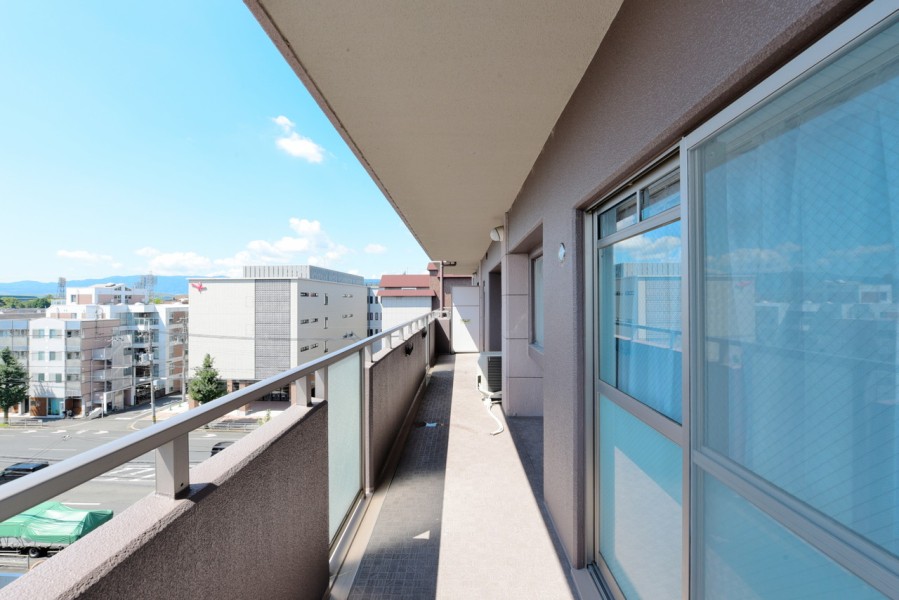 南側のワイドなバルコニーからは開放的な眺望を望むことができます。6階部分の南東角住戸で、陽当たり・眺望・通風良好です。遠くの景色を眺めながらホッと一息つきたくなるようなスペースです。