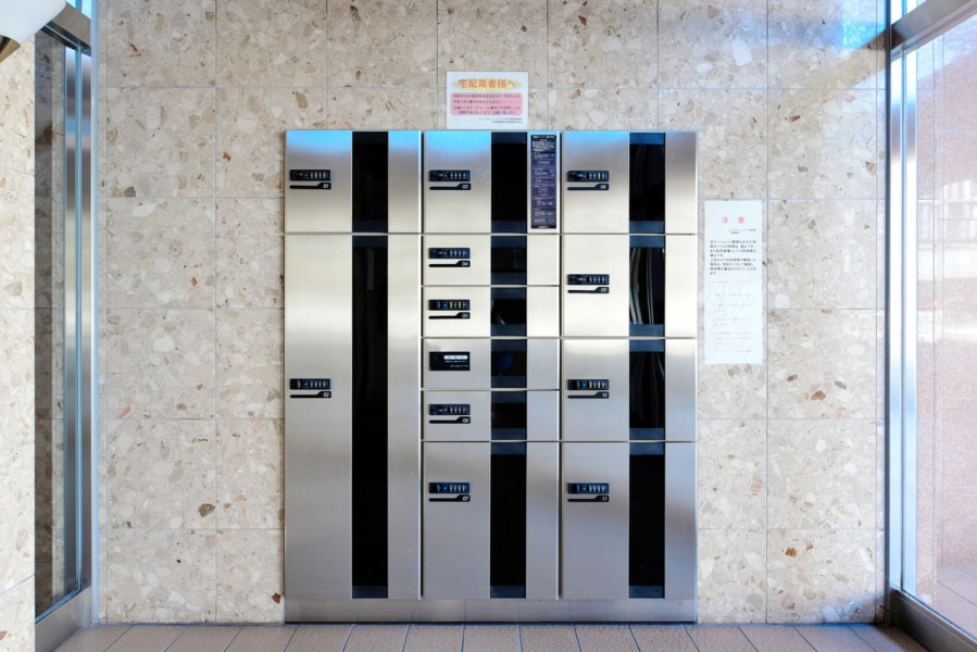 オートロックに宅配ボックスを完備しています。不在の時も便利にお荷物を受け取ることができ、接触も避けられるのでウイルス対策としても安心です。