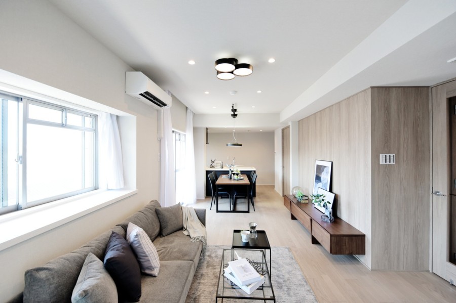 6階部分の南東角部屋で、陽当たり・眺望・通風良好です。どんな家具とも馴染みが良い内装に仕上げましたので、家具や小物でお好みの空間を演出することができます。