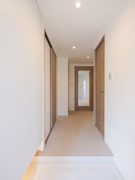 白を基調にした清潔感のある玄関です。大切なご家族の「ただいま」「おかえり」が行き交う心温まる空間です。