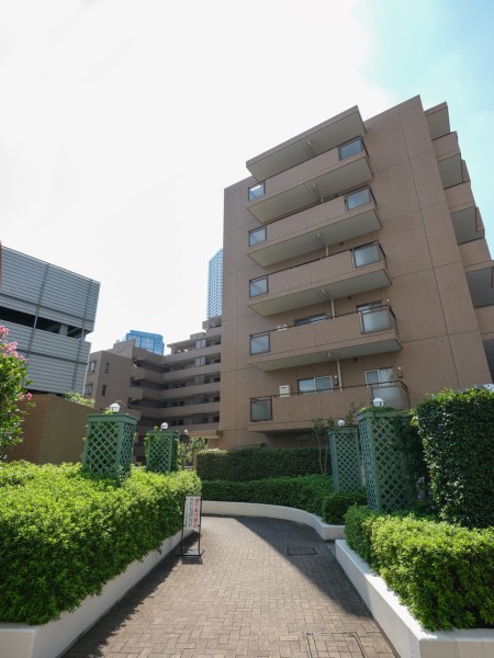 植栽が丁寧に施された中庭があります。お手入れが行き届いた綺麗な共用部が、安らぎに満ちた暮らしへ誘います。