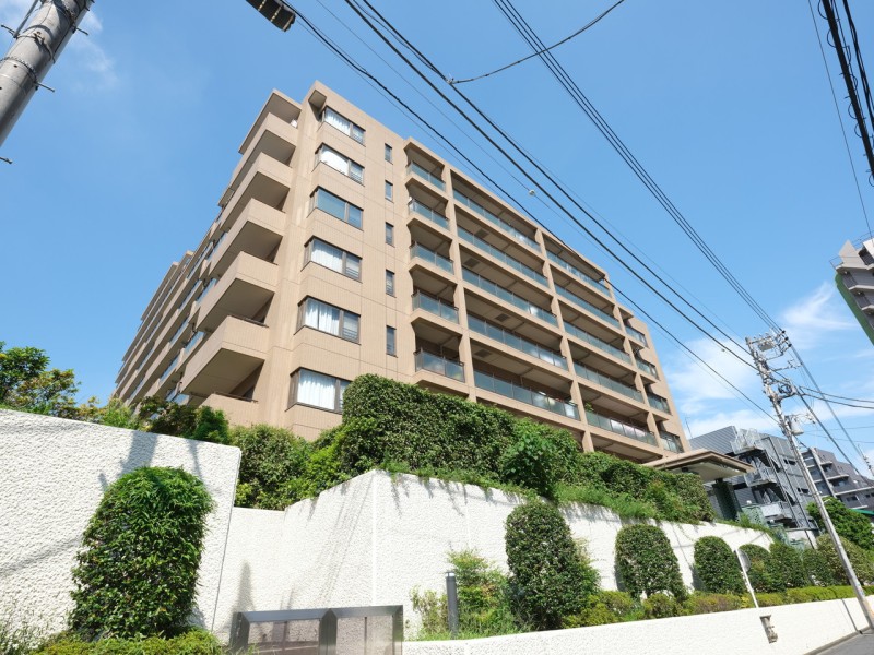 接道から緩やかなスロープの上った高台に位置する、三井不動産㈱旧分譲、総戸数102戸の大規模マンションです。サブエントランスから『中野坂上』駅までは徒歩3分と通勤・通学にも大変便利な立地です。