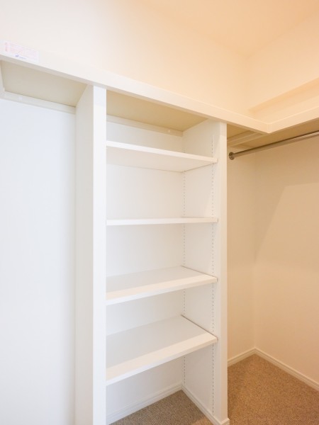 洋室1には頼もしい収納力を誇るウォークインクローゼットを備え付けました。荷物や衣類をたっぷり収納いただけます。