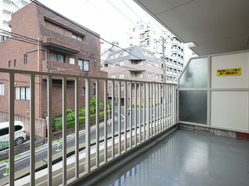 バルコニーは前方の建物とは距離があるので、晴れた日には洗濯物がしっかり乾きそうです♪