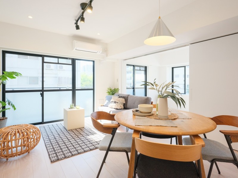 大きな窓からたっぷりの光が差し込み、開放的なリビングダイニングです。心地よい時間が流れ、明日への活力を養うことができる居心地の良いお部屋です。