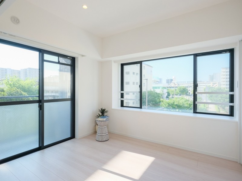 東南向きの二面採光で、明るく開放感のある洋室2です。リビングと隣接する引き戸の開閉で、フレキシブルにお使いいただけるお部屋です。