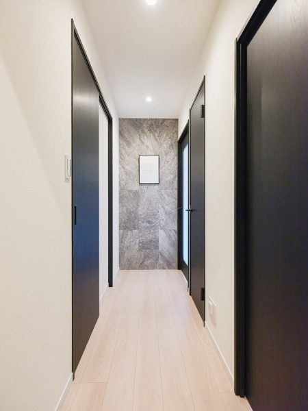 廊下には、大理石調で品のあるエコカラットを採用しました。調湿・消臭機能があり機能性にも優れています。ピクチャーレールも設置しました。