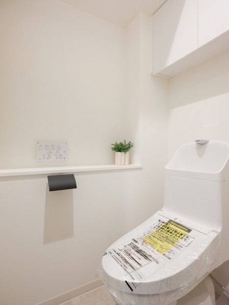 優れた節水効果や汚れが付きにくい便座など、ほしかった機能が揃ったウォシュレット一体型トイレです。上部には吊戸棚を備え付けました。