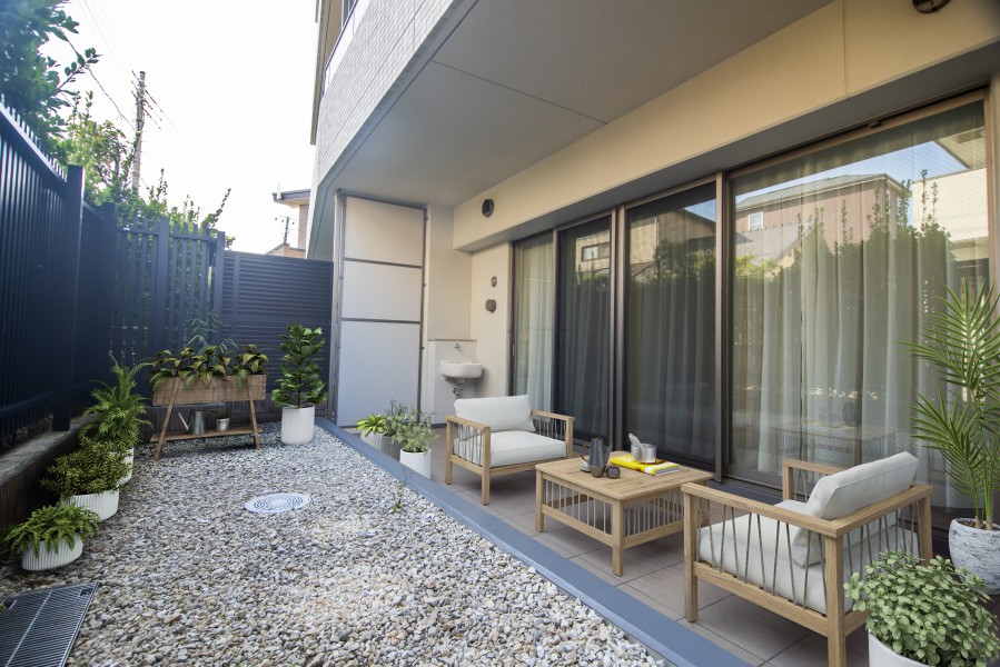 暮らしの中で大切な光と風を演出してくれるテラスと専用庭です。テラスでは読書やティータイムを楽しめるリフレッシュ空間です♪(家具や植栽はイメージです。)テラスにはスロップシンクがあるので、お掃除にも便利です。