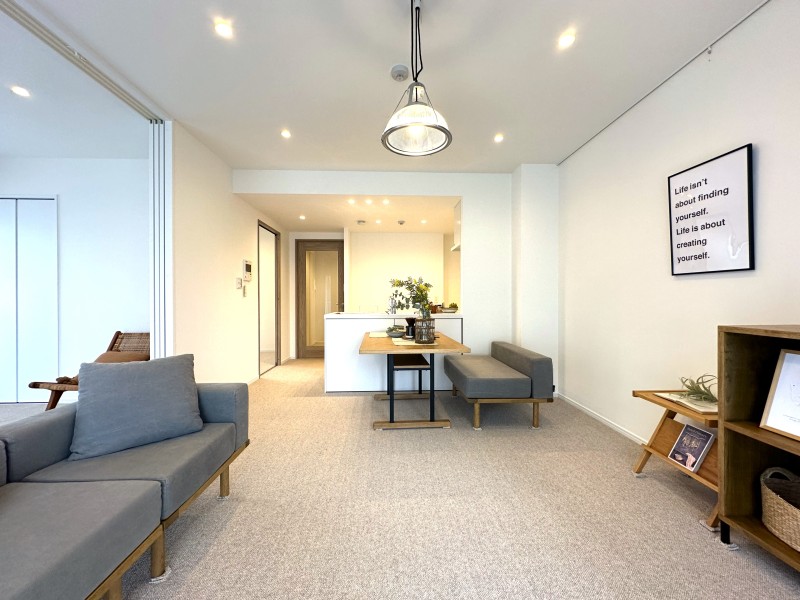 お部屋は自然の優しい温もりを添えた居心地の良い内装に仕上がりました。室内設備をリノベーションで一新した快適な居住空間です。