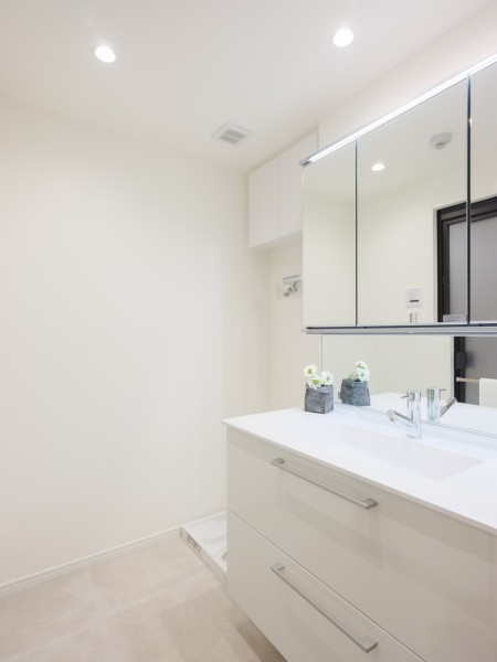 白を基調とした清潔感溢れるデザインの洗面化粧台です。三面鏡裏や足元の収納など使いやすさも兼ね備えています。