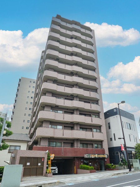 アクセスも便利で、人気の『浦和』駅徒歩10分に佇む13階建てのマンションです。茶色のタイル貼りが落ち着いた印象で、オートロック・宅配ボックスも完備されています。徒歩圏内に、公園や商業施設等があります。