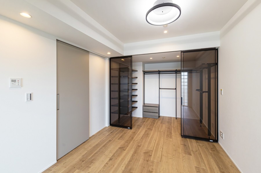 洋室1のウォークインクローゼットです。枕棚とハンガーラックがあり、オフシーズンの衣類やカバンなどもたっぷりと収納できます。