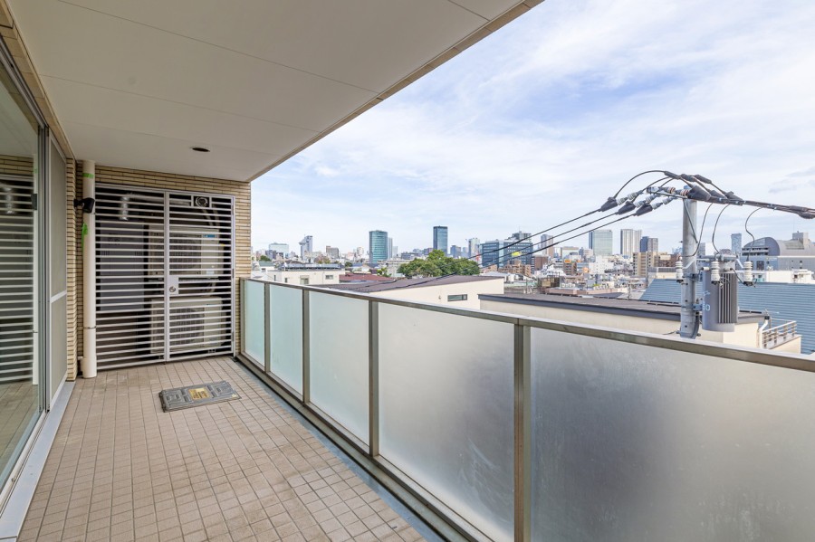 暮らしに大切な光と風を感じることができる南向きのバルコニーです。広々としたバルコニーなので、読書やティータイムなどリフレッシュできる魅力的な空間です。