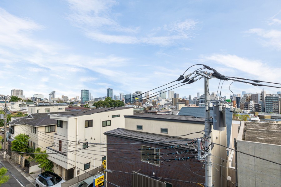 前面を遮る建物もなく、スッキリとした大きな青い空が広がります。時間と共に移り変わっていく空の様子を眺めながら、少し肩の力を抜きたくなるような空間です。