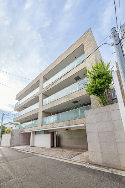 有楽町線『江戸川橋』駅徒歩５分。Brillia小日向は見晴らしの高台に立地する上質な低層マンションです。周辺は閑静な住宅街が広がり、周囲の邸宅と調和し品格の高さを感じられます。