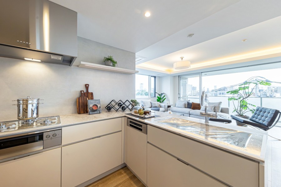 田中工藝製のオーダーメイドシステムキッチンを新規設置。L字型のキッチンは2つのキャビネットがあるので作業を行えるスペースが多く、複数人での調理も行いやすいのが魅力です。