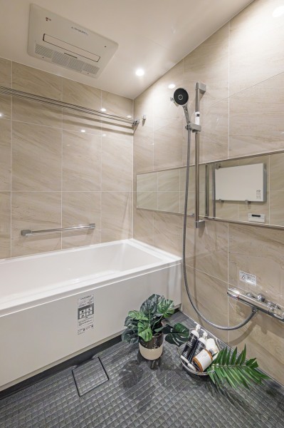 浴槽・洗い場共にゆとりがあり、一日の疲れをしっかりと癒すバスルームです。ゆったりしたバスタブで毎日のお風呂時間を心行くまで楽しめます。