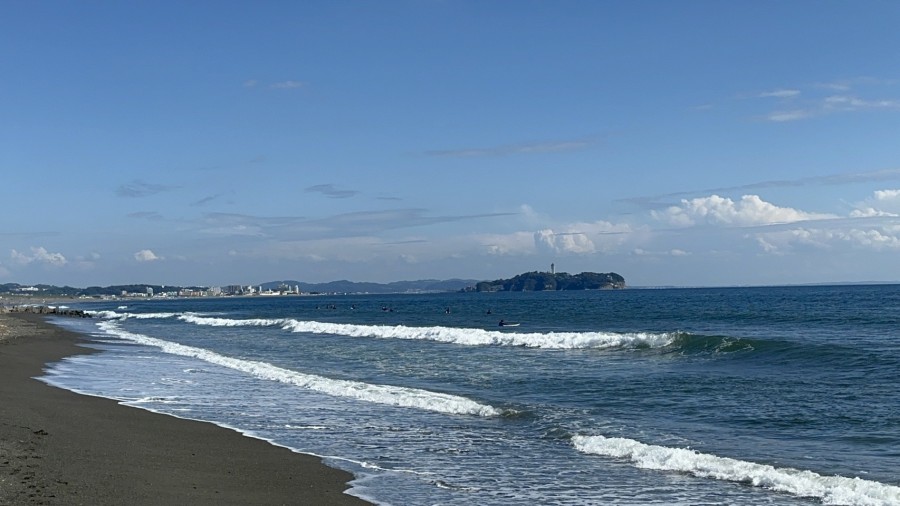 マンションから徒歩3分のビーチからは、江ノ島や富士山を望めます。広い空と青い海が広がる、解放感溢れるロケーションです。