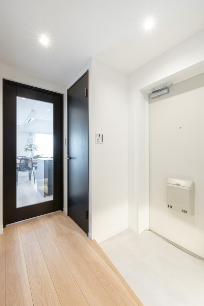 お部屋のお顔となる玄関は爽やかで明るいスペースに。リビングから光を採りこんだり、フットライトからのびる光が足元を優しく包み込みます。