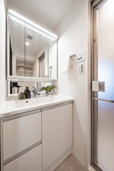 白を基調とした清潔感溢れるデザインの洗面化粧台です。三面鏡裏や足元の収納など使いやすさも兼ね備えています。