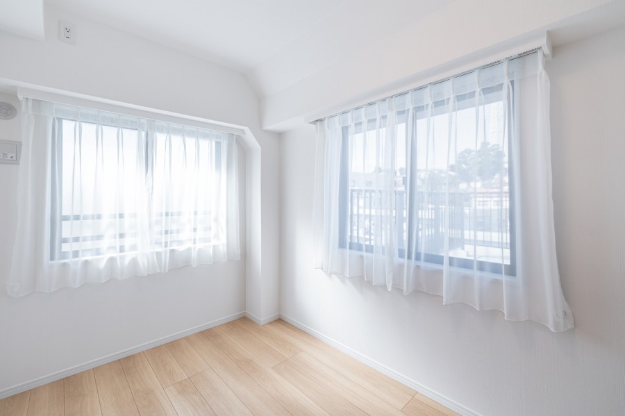 二面採光で明るい洋室1です。ルーフバルコニーに隣接しているので居室空間の広がりをより一層、感じられるお部屋です。