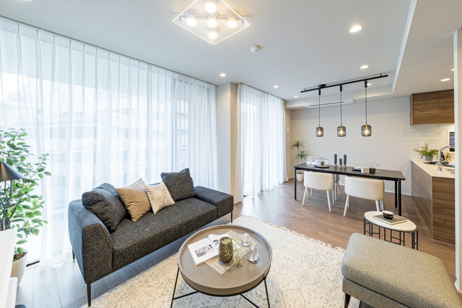 洗練された上質で気品あふれる居住空間です。窓からたっぷりと自然光が入りますので、広めのリビングでゆったりとくつろぎの時間をお過ごしいただけます。