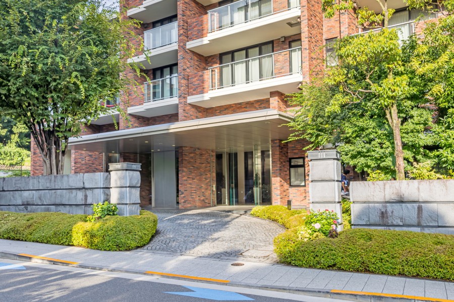 高級感溢れるエントランスアプローチです。植栽が綺麗に整えられた緑が迎えてくれます。堂々たる趣の中に居心地の良さも感じさせ、安らぎの居住空間へ誘います。