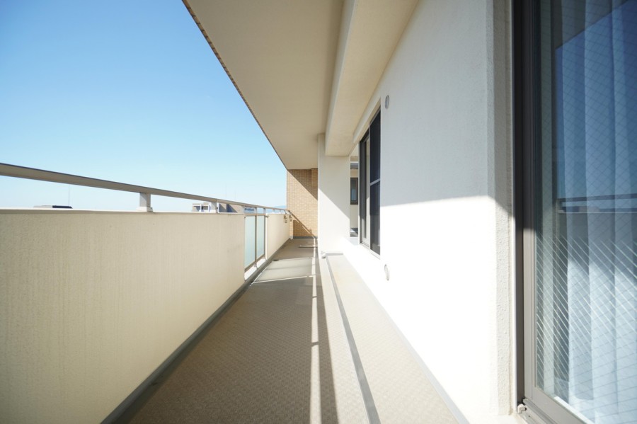 最上階の南向き、大きなバルコニーがお部屋の中に優しい光と風を運んでくれます。ゆったりとしたバルコニーなのでお洗濯物もたっぷりと気持ちよく干すことができます。