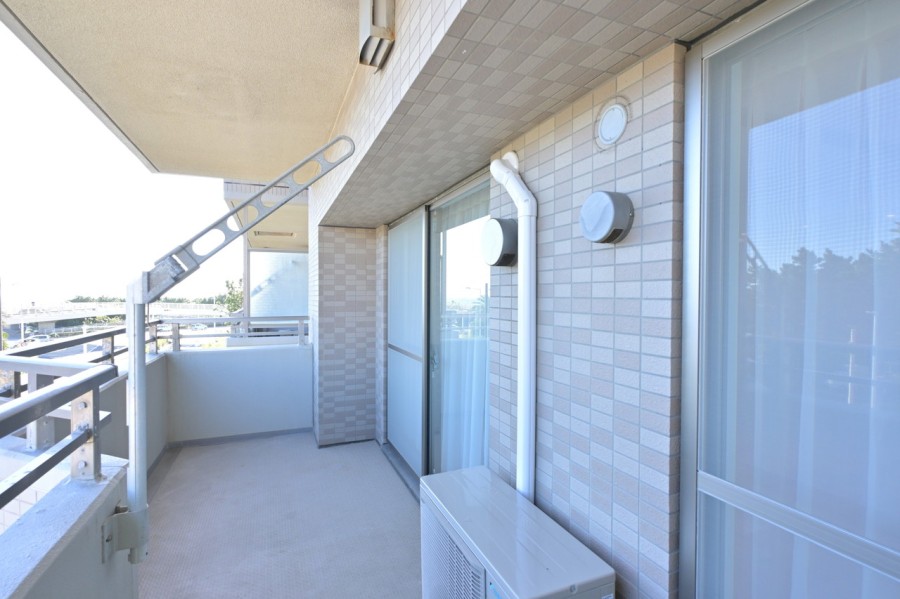 南東向きで陽当たり良好、爽やかな風が吹き抜けるバルコニーです。