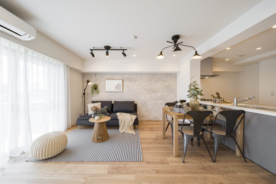 リビングの壁には調湿・脱臭機能のあるエコカラットを採用しました。上質さと気品溢れる雰囲気をもたらすデザインが、洗練された空間を演出します。