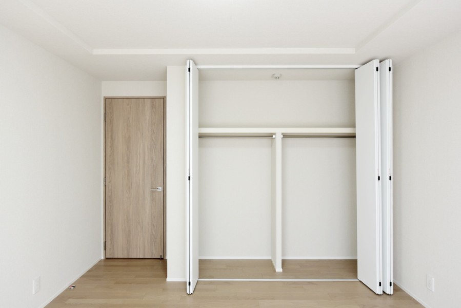 洋室1には大き目のクローゼットを設置しました。ハンガーパイプに枕棚を備え付け、小物類からお気に入りのお洋服までたっぷり収納出来ます。全居室に収納を備え付けました。