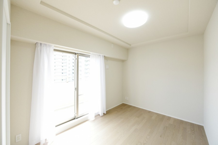 洋室3（約6.0帖）東向きバルコニーに面したお部屋です。4LDKで、お部屋数もしっかり確保していますので、それぞれが自分の時間や空間を愉しむことができる間取りです。