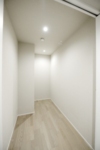 リビング入口の横には約2.0帖の納戸を設置しました。季節ものの家電やアウトドア用品、家族共有のクローゼットとして大容量の収納力が魅力です。災害用の備蓄品などのストック置き場としても便利です。