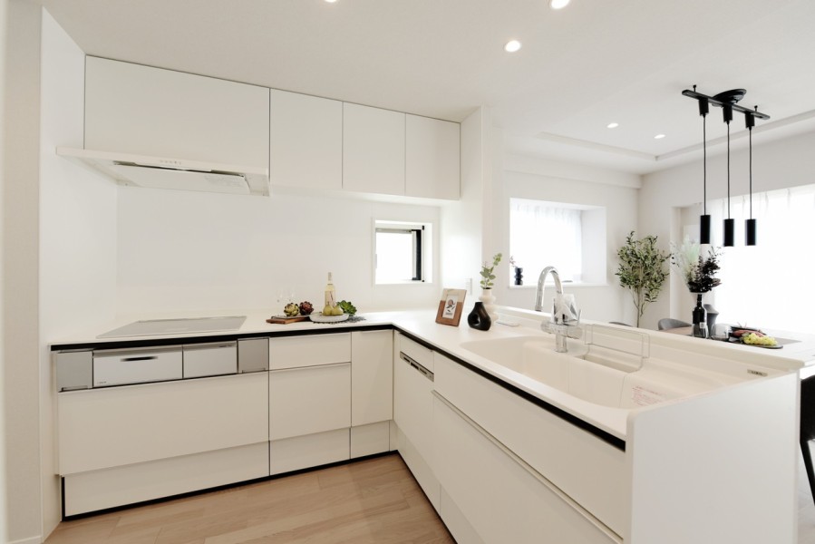 L字型の対面式キッチンです。オール電化ですので、ＩＨクッキングヒーターを採用しており空気も汚れにくく、安全性も高いです。キッチン奥は冷蔵庫置場やパントリーとして、または家事室としても使える便利な空間があります。