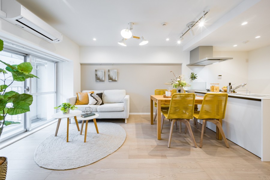 ニュアンスカラーのアクセントクロスにより上質で洗練されたリビングダイニングです。東向きの窓からは、心がほっとする陽光が注がれ、開放感を安らぎを享受したのびやかな住空間です。