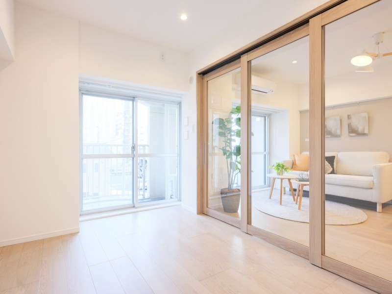 洋室3とリビングを仕切る扉は、ライフスタイルをシームレスにするガラス扉を用いました。光も取り込めて、よりすっきりとした印象の仕上がりです。