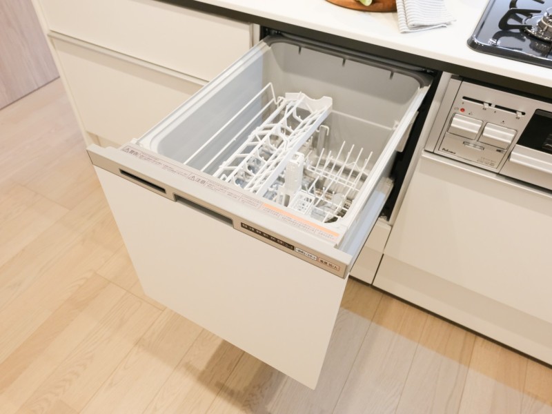 ◆食器洗浄乾燥機◆家事の時間を短縮できる優れもの。さらに節水・節約を同時に行うことができるので、大変人気があり重宝します。