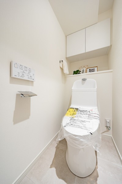 シンプルで安らぎが宿るレストルームです。カウンターや大きな吊戸棚など有効的に使えそうな設備を設置。毎日使う場所だからこそ、清潔感と使いやすさを考慮した空間です。