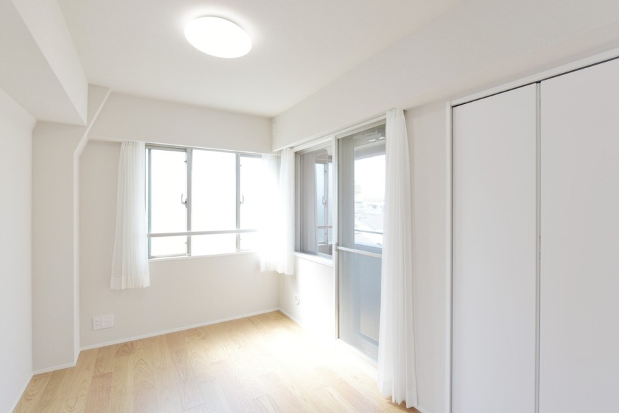 洋室2（約6.0帖）は南向き、二面採光で明るく爽やかな開放感のあるお部屋です。リビングに隣接していますので扉を開放して拡張リビングとしてもご使用頂けます。