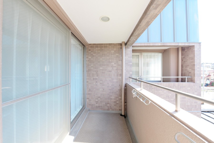 南向きのバルコニーはお部屋の中に優しい光と風を運んでくれます。たっぷりの陽の光で、お洗濯物も気持ちよく干せそうです。南北両面にバルコニーがあります。