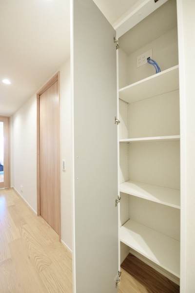 .シューズボックスの横には廊下収納も設けました。お掃除用品や、家族がお出かけの時にサッと取り出したい物などの収納に便利です。毎日の生活を少しでも便利に、豊かにする工夫が施されています。